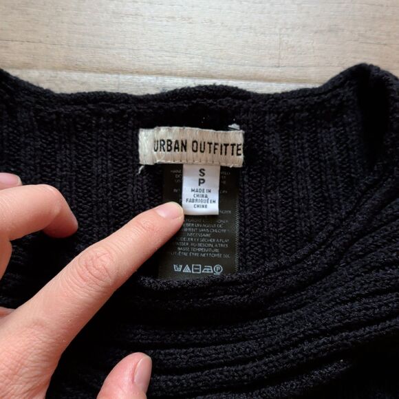 Urban Outfitters Black Sweater Cropped S Open Back And Front - Picture 6 of 6